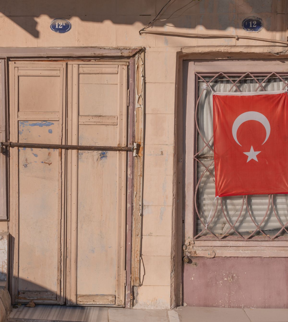 İzmir’de penceresinde Türk bayrağı asılı eski bir bina cephesi