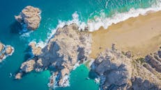 卡波圣卢卡斯标志性海滩的令人惊叹的鸟瞰图，展示了岩石海岸和碧绿的海水