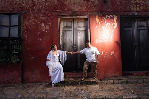 Free A beautiful couple celebrating their wedding in Comitán de Domínguez with a charming rustic backdrop. Stock Photo