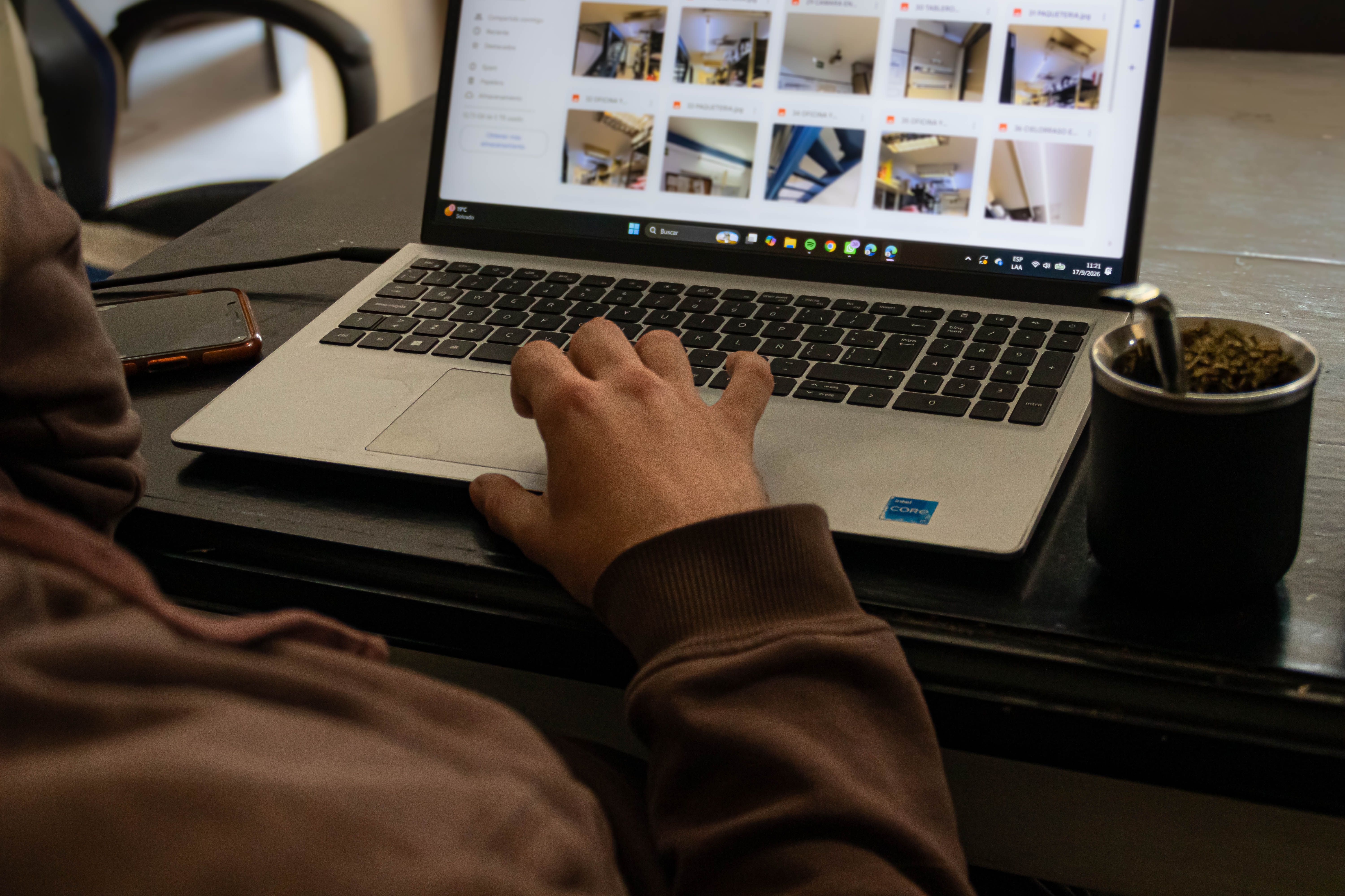 Espacio de trabajo con equipos modernos