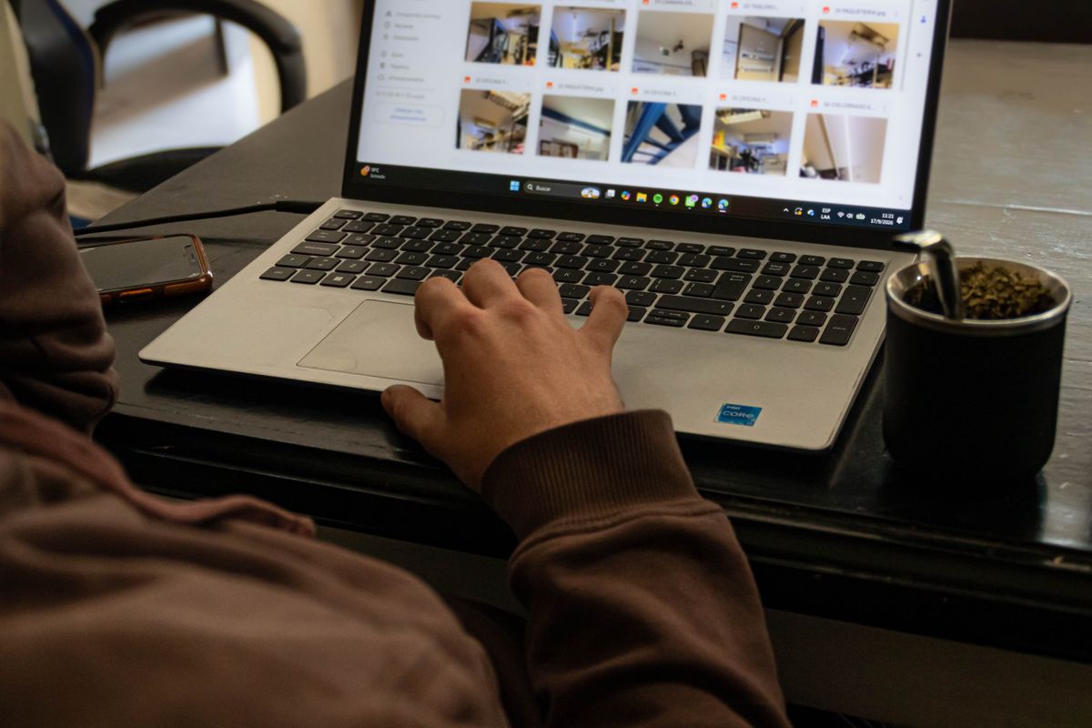 Espacio de trabajo con equipos modernos