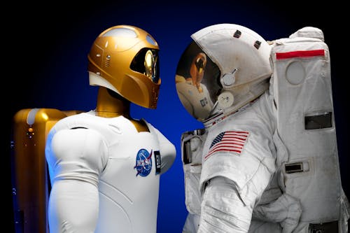 無料 白い宇宙飛行士のスーツを着ている人 写真素材