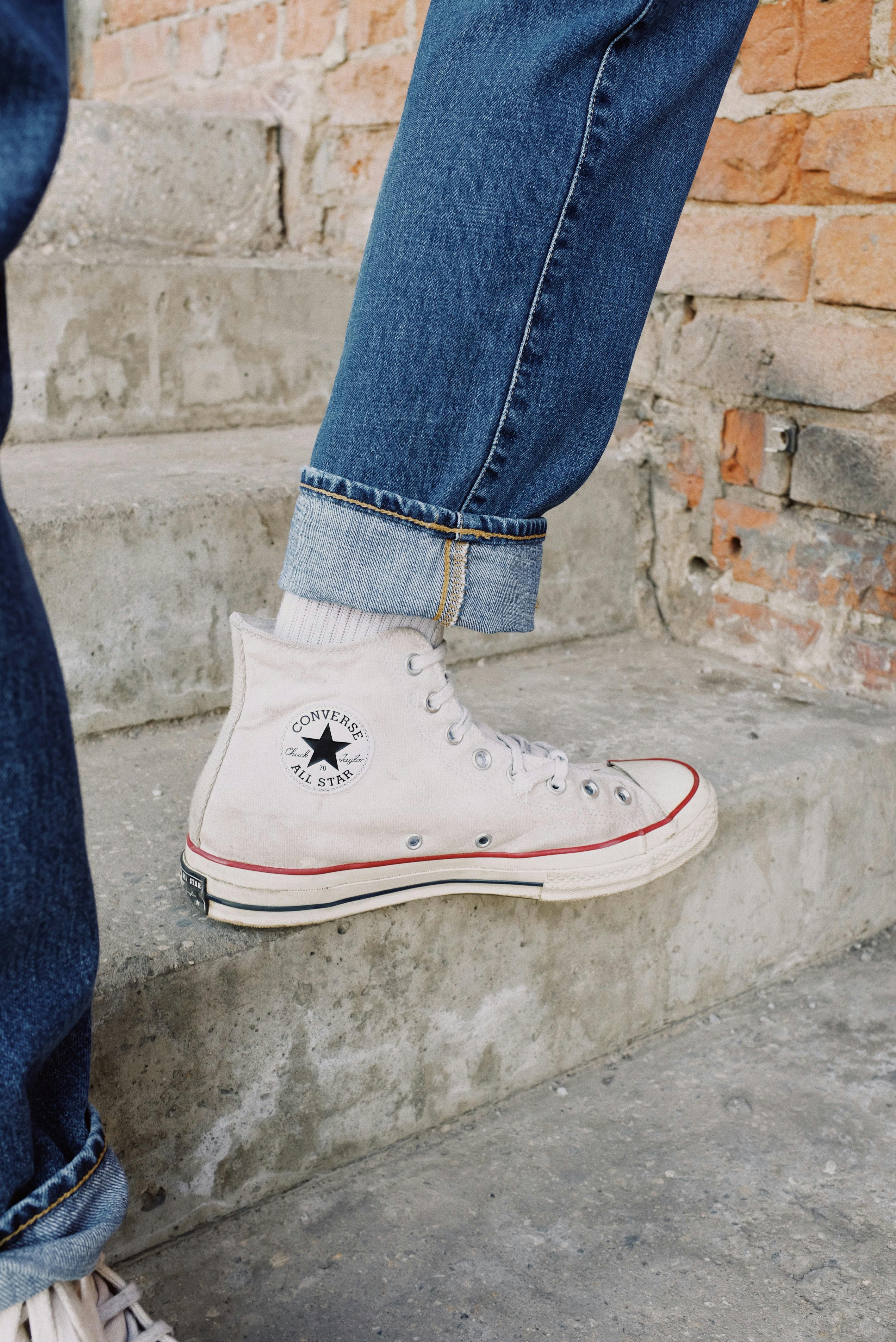 Deudor cobertura Adulto Person in Blue Denim Jeans Wearing White Converse All Star High Top  Sneakers · Free Stock Photo