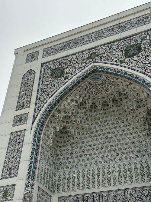 Free Detailed view of decorative Islamic tiles and patterns on a mosque facade in Tashkent, Uzbekistan. Stock Photo