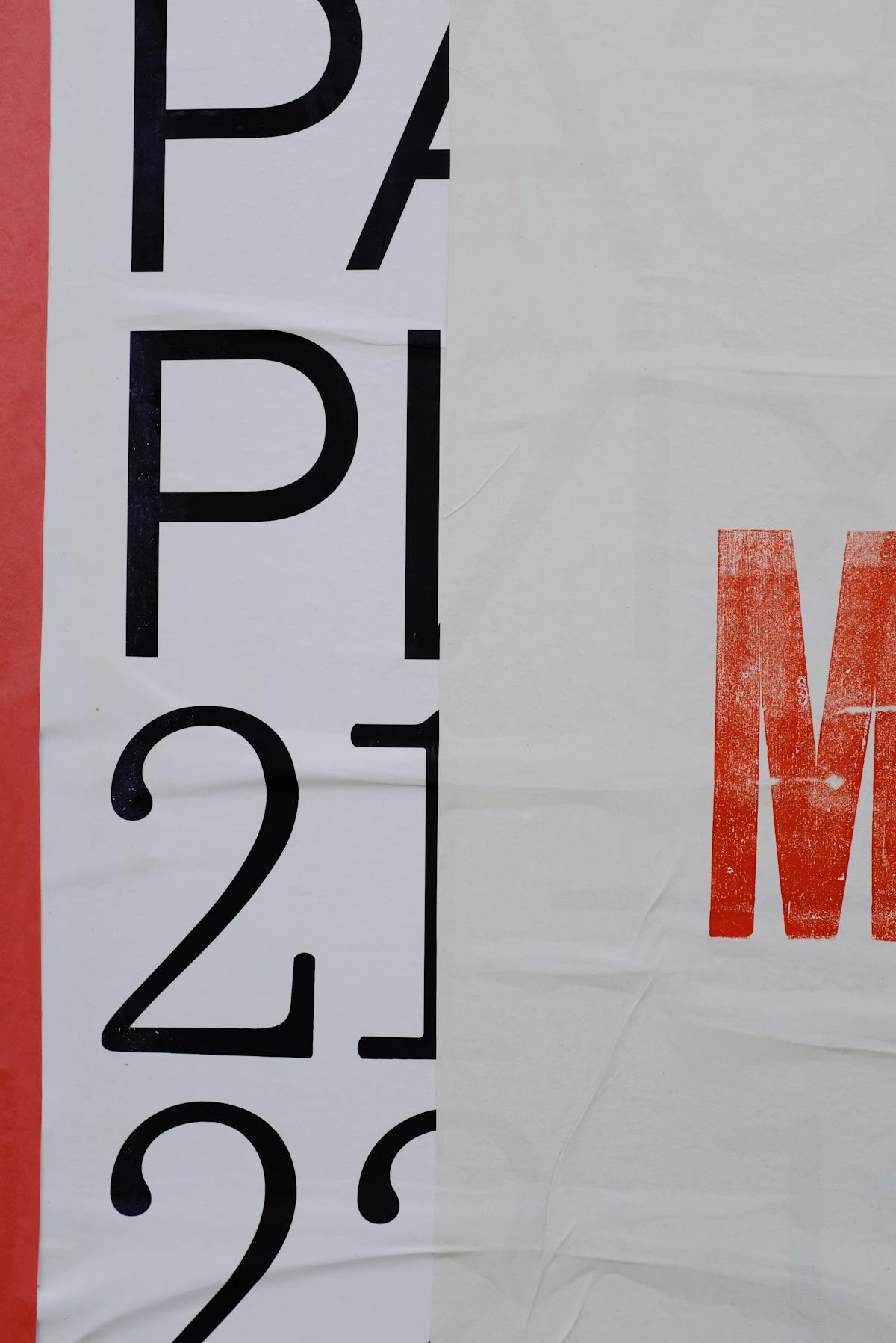 Poster colorato con numeri e lettere disposti su superficie bianca