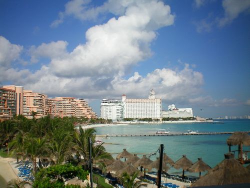 Free Breathtaking Cancún beachfront showcasing tropical resorts, turquoise waters, and blue skies. Stock Photo