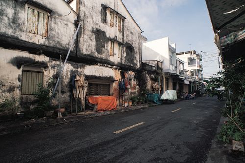 Free Charming street view in Sa Đéc, showcasing aging buildings and local life. Stock Photo