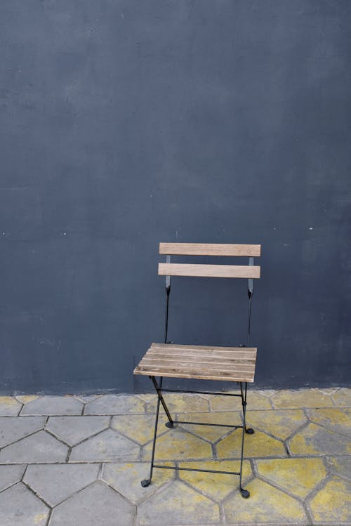 コンクリート, 壁, 木製の椅子の無料の写真素材