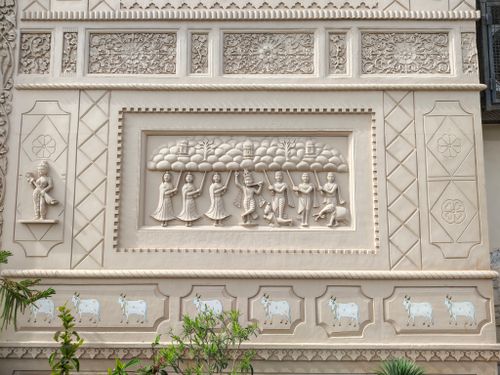 Free Detailed stone carvings on a wall depicting Indian heritage and architecture, found in Lucknow, India. Stock Photo