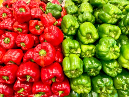 Free Vibrant red and green bell peppers displayed together, offering a colorful view of fresh produce. Stock Photo