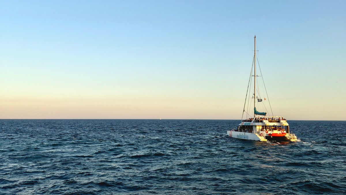 Catamaran naviguant au coucher du soleil