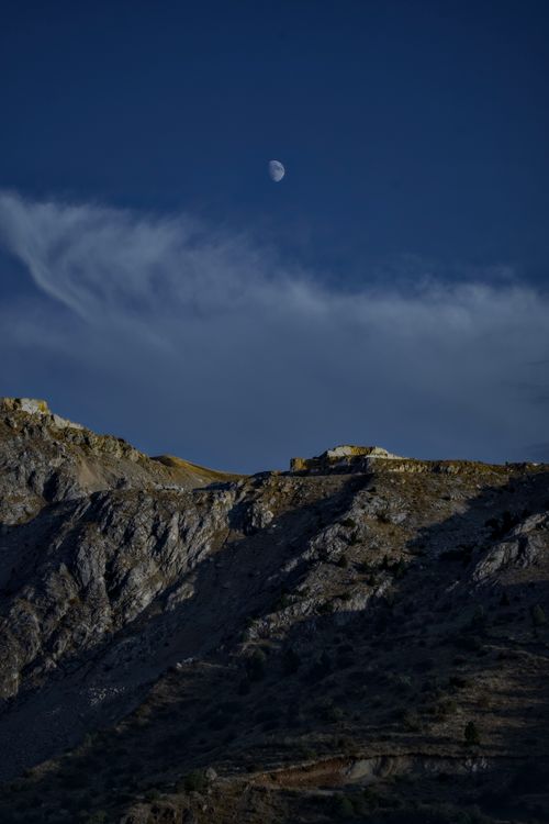 Free Captivating rocky terrain in Türkiye with a serene moonlit sky above. Stock Photo