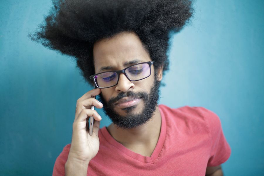Homem falando ao celular com o banco