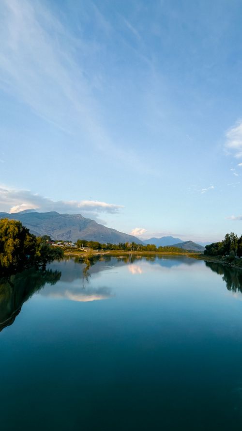 Free Captivating view of a tranquil lake reflecting the picturesque mountains in Kashmir, India. Stock Photo