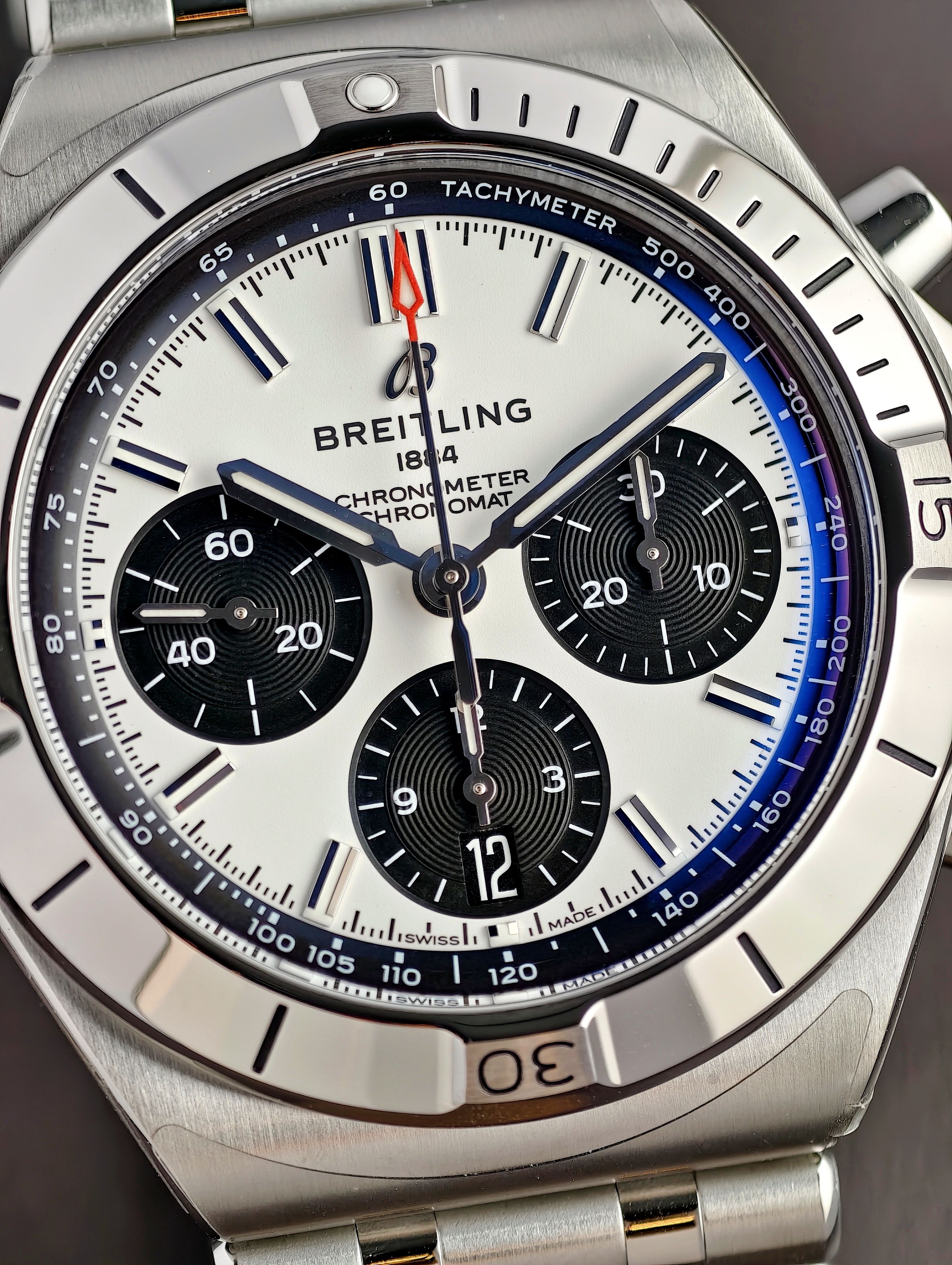 Primer plano de un reloj Breitling Chronomat.