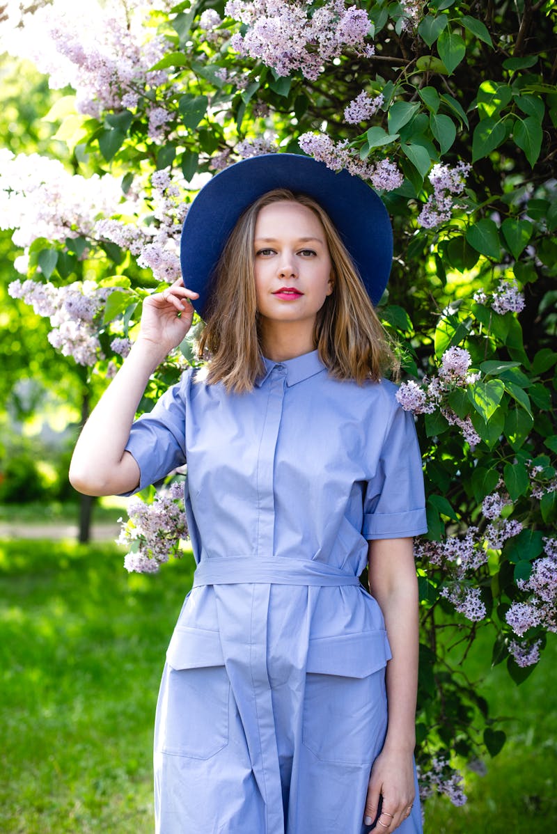 Detalle de mueble moderno con objetos vintage y radio antigua