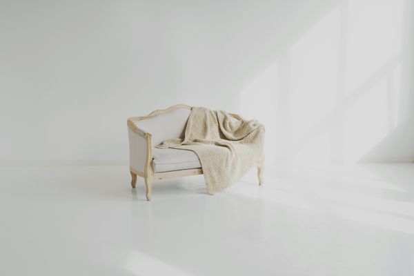 Sillón blanco con manta
