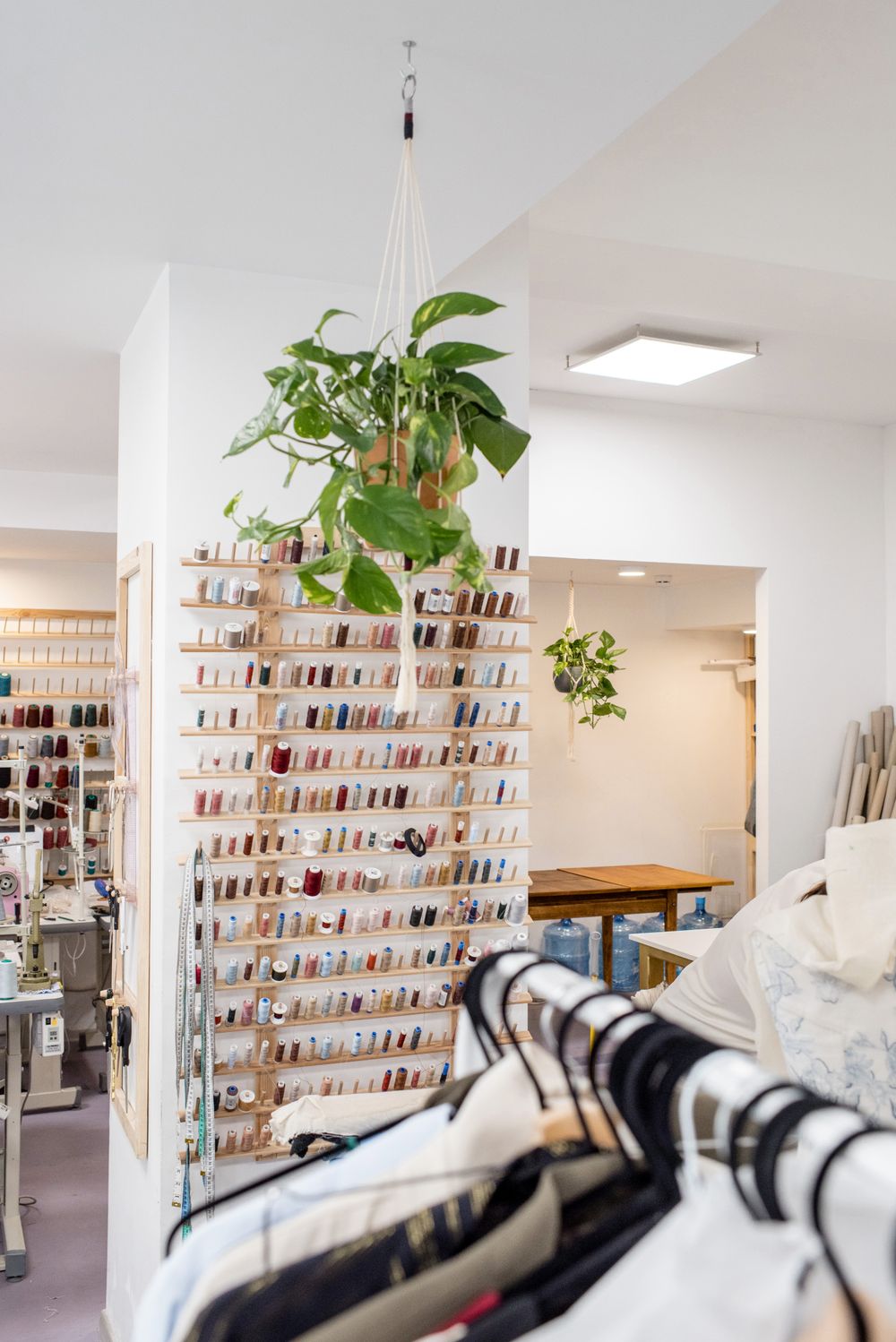 Licht en opgeruimd naaiatelier met werktafels