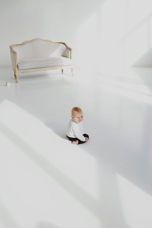 bebek, beyaz, beyaz oda içeren Ücretsiz stok fotoğraf
