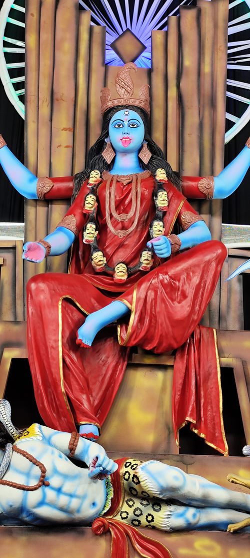 Free Colorful depiction of Hindu Goddess Kali with symbolic elements in festive attire. Stock Photo