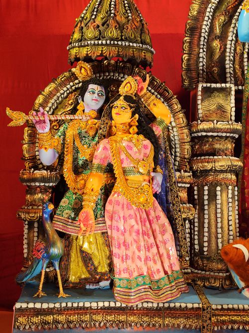 Free Colorful statues of Hindu deities adorned with intricate details and peacock. Stock Photo