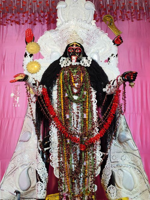 Free Exquisite Kali idol adorned with garlands, perfect for Durga Puja celebration. Stock Photo