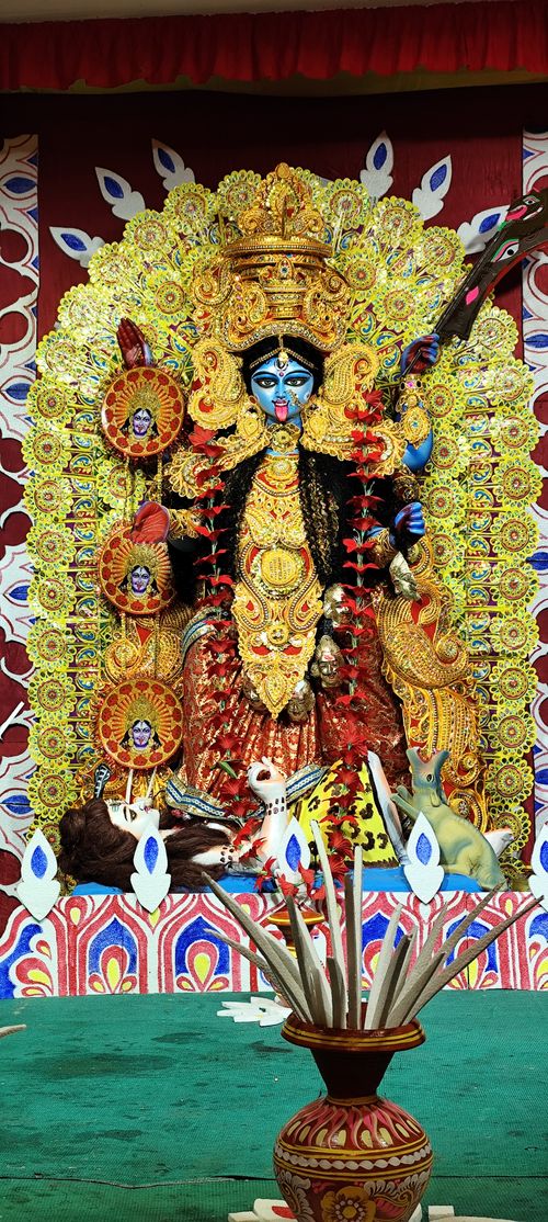 Free Colorful and detailed Durga idol with traditional Bengali decorations, perfect for cultural festival themes. Stock Photo