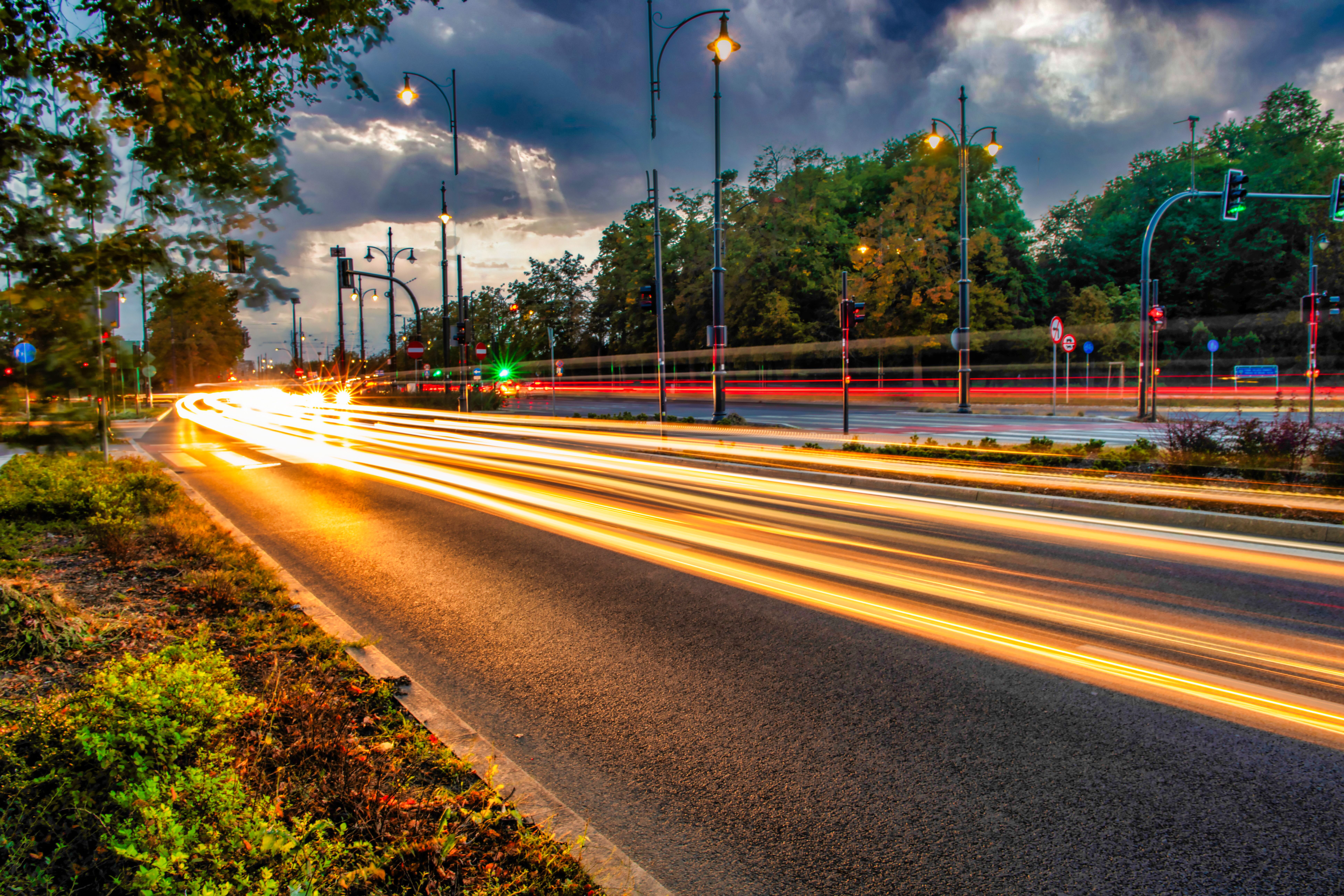 Fotomural Vibrante fotografía de larga exposición de las luces de las calles de la ciudad al anochecer, que resalta el movimiento y la energía urbana.