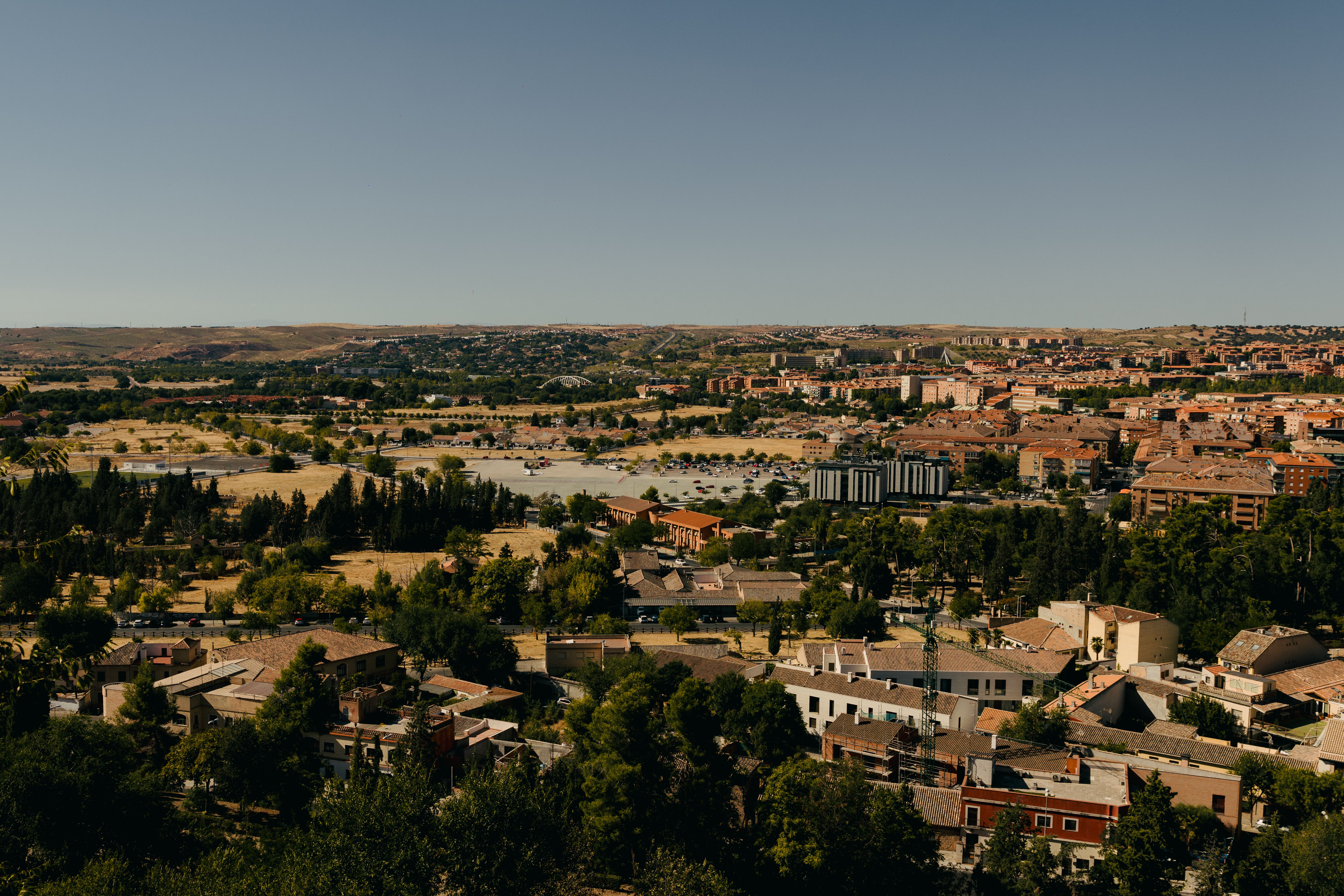 Vue panoramique aérienne de Tolède, en Espagne, mettant en valeur son architecture et ses paysages historiques.