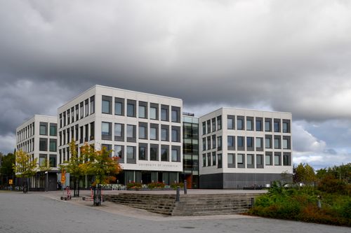 Free Contemporary architecture of the University of Jyväskylä under a dramatic cloudy sky. Stock Photo