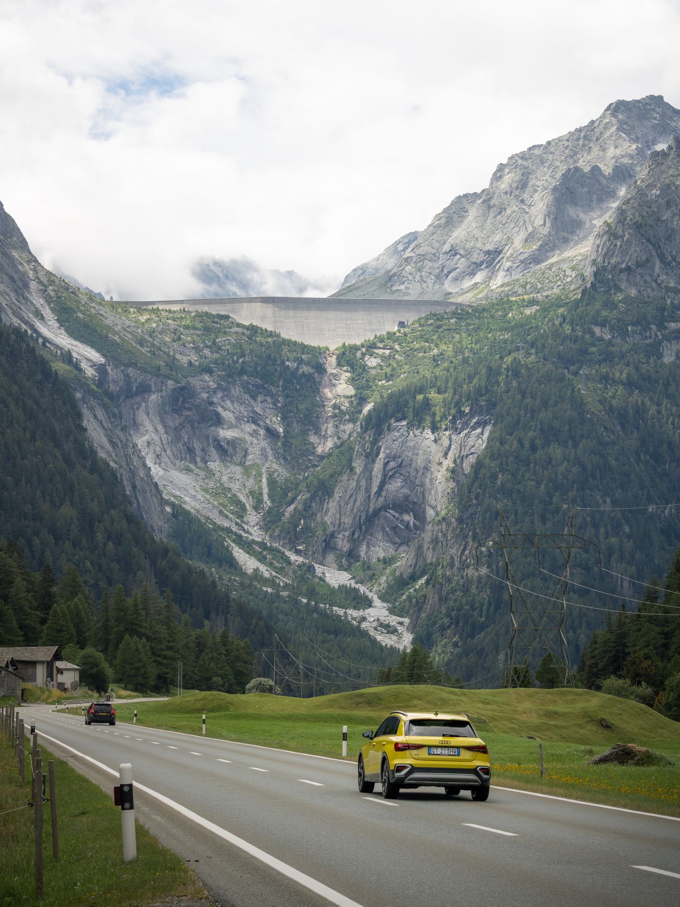 Straße durch eine alpine Landschaft.