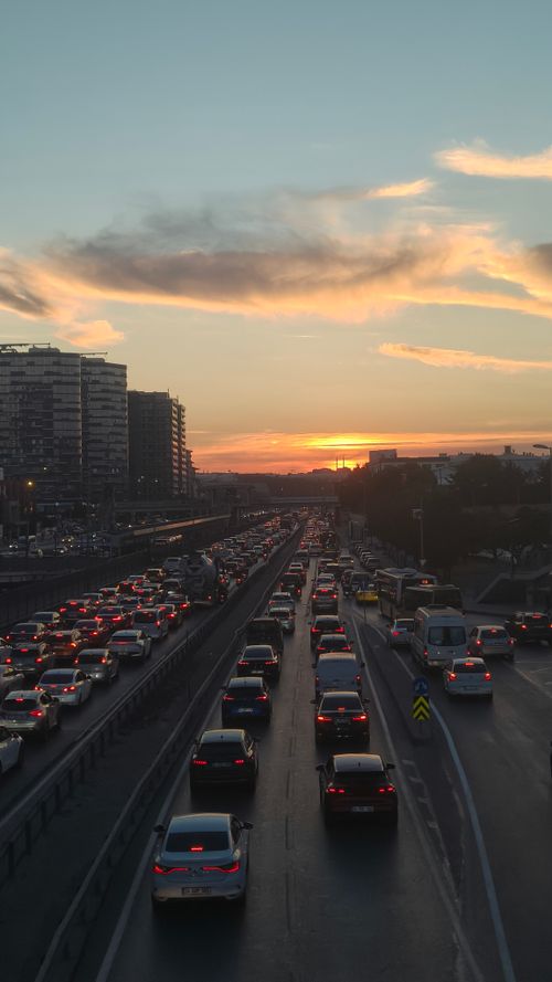 Free Heavy traffic on a highway in İstanbul during a vibrant sunset, capturing urban life. Stock Photo