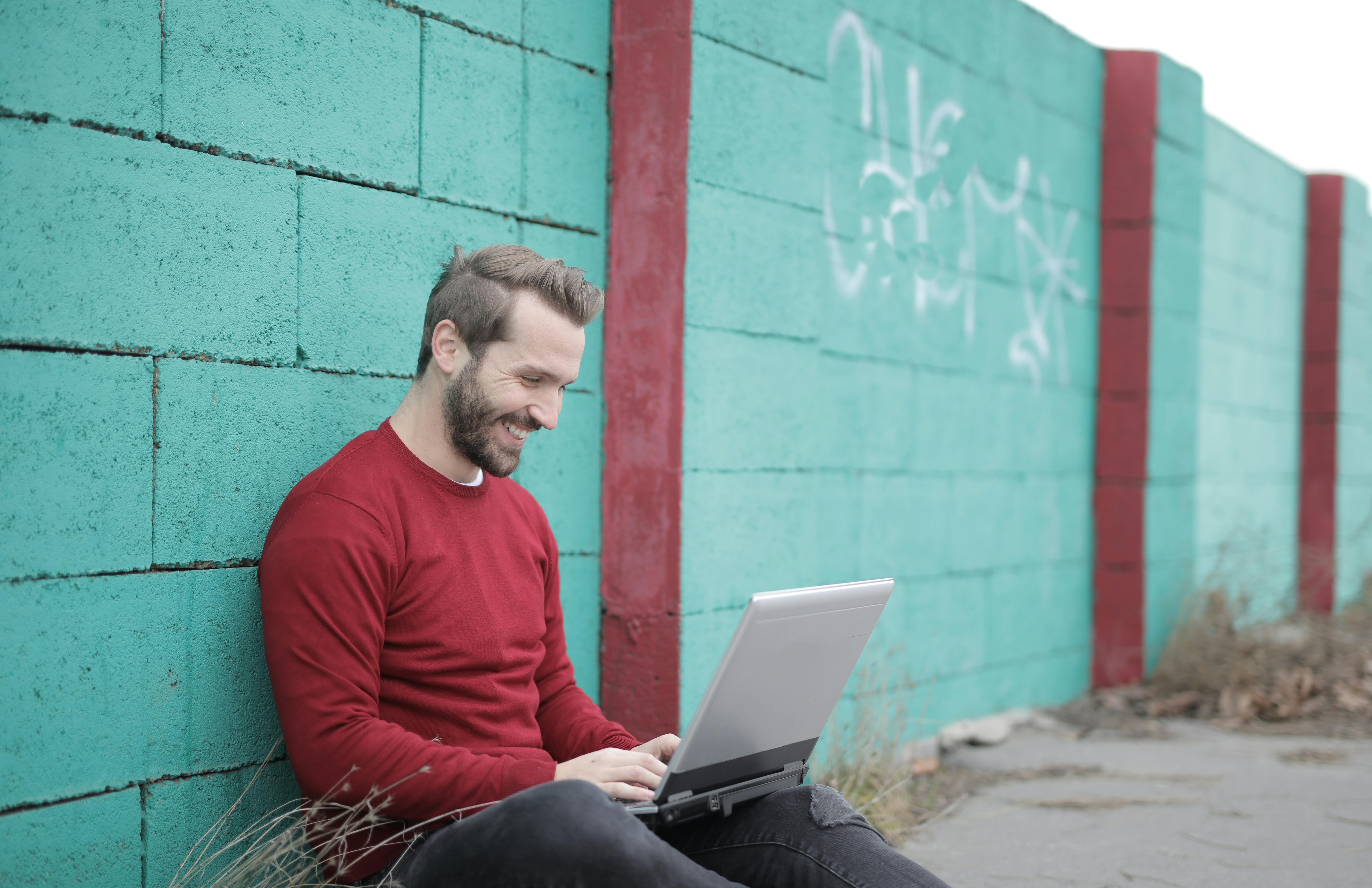 How to start an online side hustle — Photo by Andrea Piacquadio on Pexels