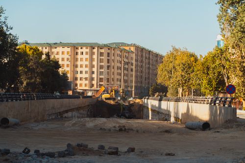 Free Modern construction site in Samarkand, Uzbekistan, showcasing urban development amidst historical architecture. Stock Photo