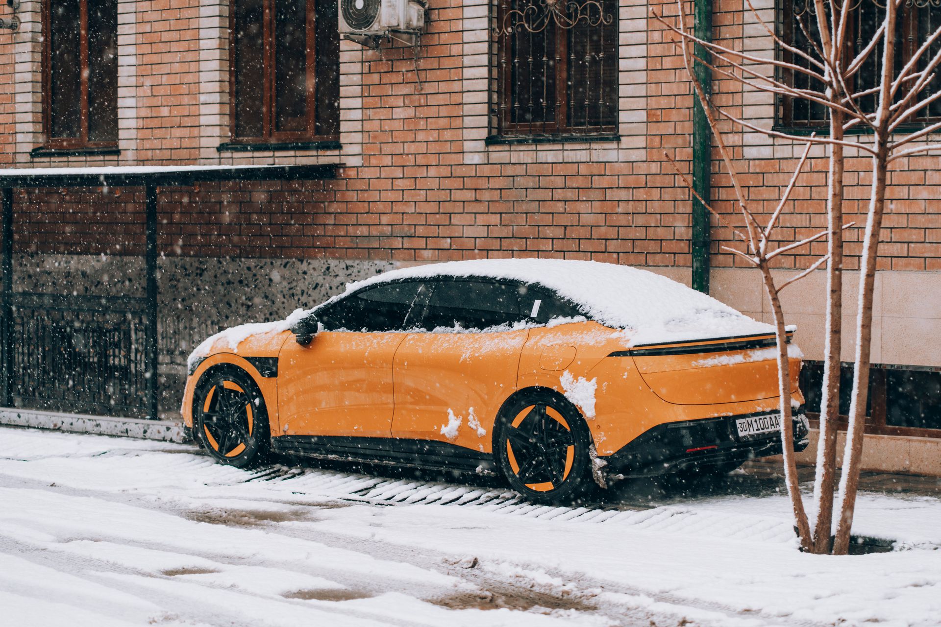 Fahrzeug im Winter: Salz, Feuchtigkeit und Sicht verlangen Aufmerksamkeit.