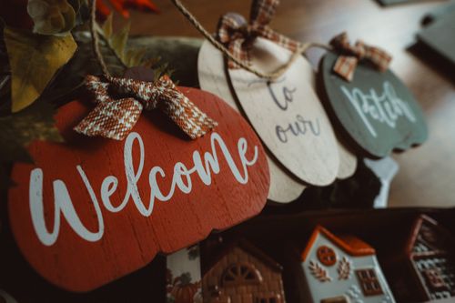 Free Charming wooden welcome sign with autumnal theme, perfect for cozy home decoration during the fall season. Stock Photo