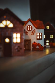 温暖发光的迷你小屋和南瓜体现了温馨的秋季装饰，非常适合营造秋季氛围。 - 相关推荐