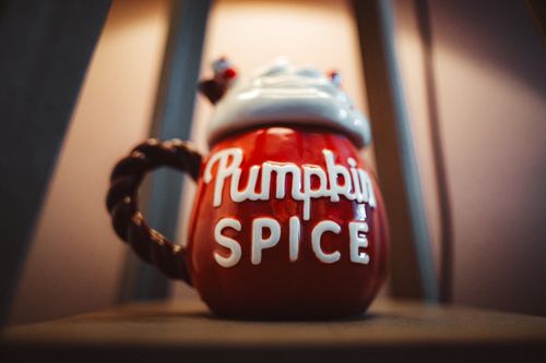 Free A red 'Pumpkin Spice' mug on a shelf, capturing cozy autumn vibes in Manchester. Stock Photo