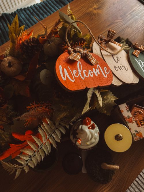 Free Warm autumn welcome display featuring fall foliage and seasonal decor on a wooden surface. Stock Photo