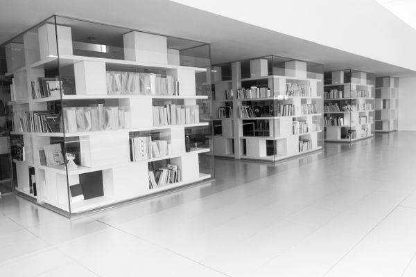 Intérieur moderne d'une bibliothèque aux étagères en verre, à Gijón
