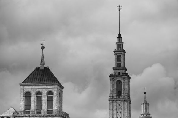 Gijón et sa tour Laboral sous un ciel nuageux
