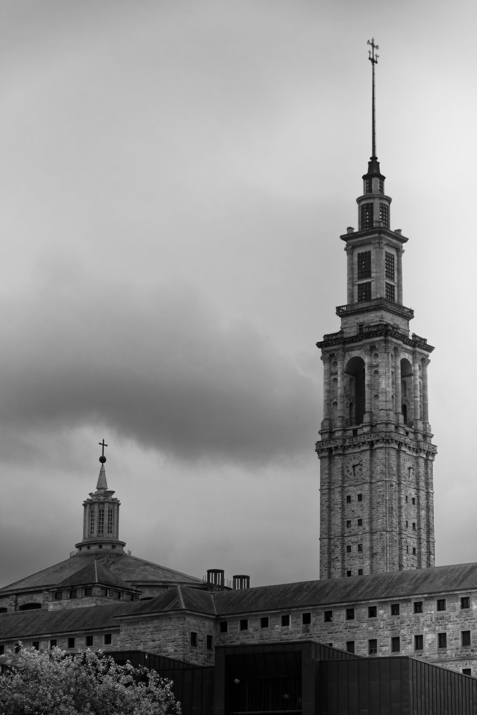 Ensemble de la Laboral Ciudad de la Cultura en noir et blanc, à Gijón