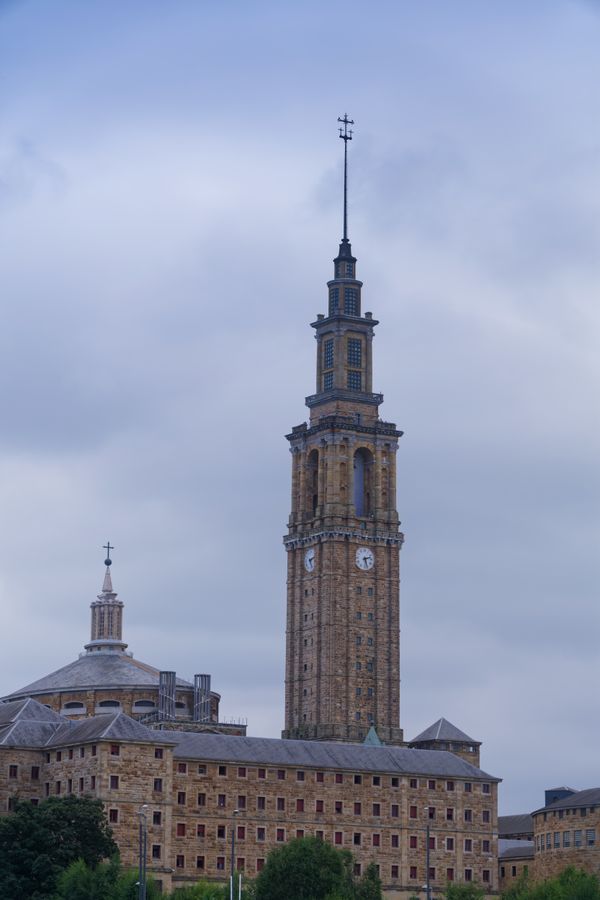 Tour et dôme de la Laboral au-dessus des arbres, à Gijón, dans les Asturies