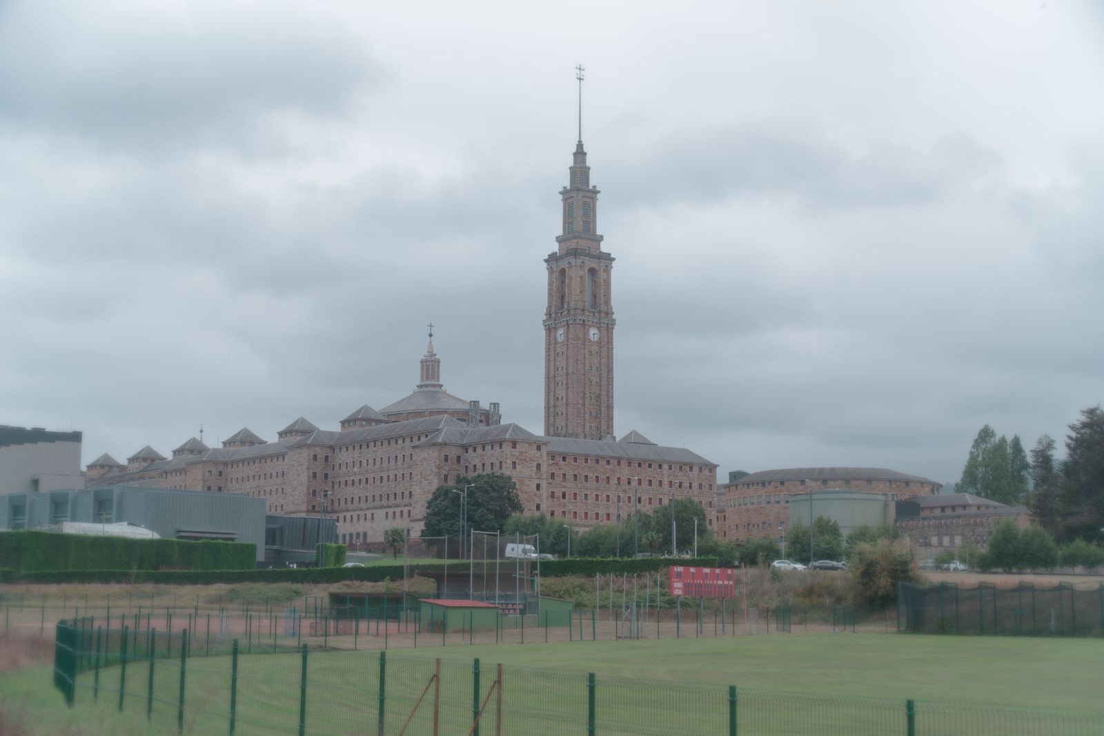 Le campus de la Laboral Ciudad de la Cultura vu depuis le terrain de sport