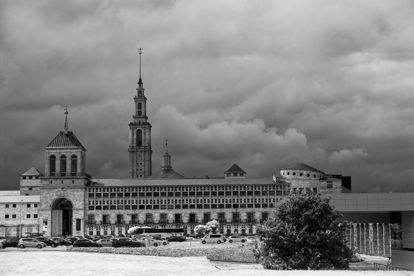Façade de la Laboral Ciudad de la Cultura en noir et blanc, à Gijón