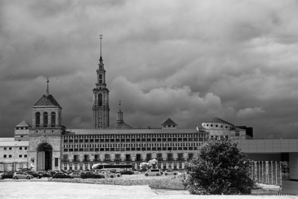 Façade de la Laboral Ciudad de la Cultura en noir et blanc, à Gijón