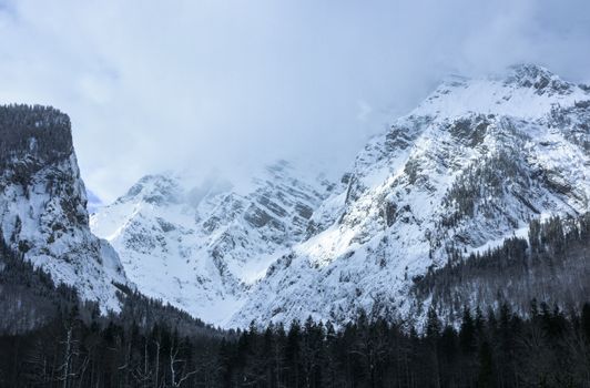 康尼格湖舍瑙白雪皑皑的山脉，非常适合自然爱好者和冬季运动爱好者
