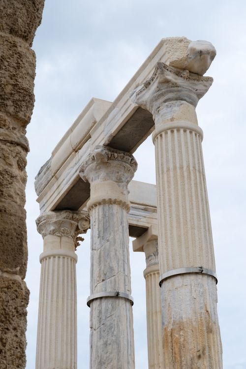 Free Majestic view of ancient Roman columns under a cloudy sky in Side, Turkey, showcasing classical architecture. Stock Photo