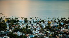 白天俯瞰墨西哥沿海小镇，可见棕榈树和海洋