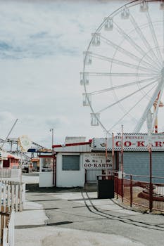 威尔士莱尔的一个游乐园里有摩天轮和卡丁车赛道